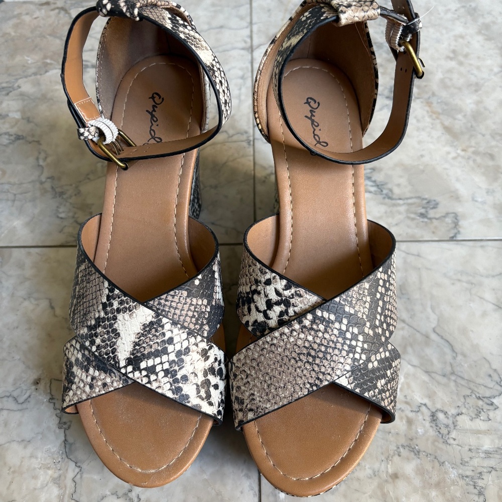 Qupid Black Grey Snake Print Wedge Sandals 4 1/2 inch like new